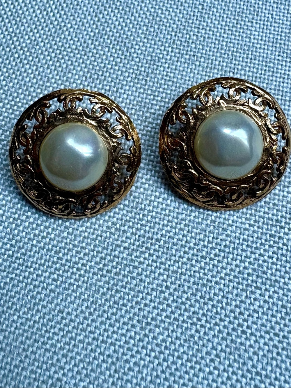 Vintage CHANEL Pearl CC Logo Gold Clip-On Earrings – Collection 25